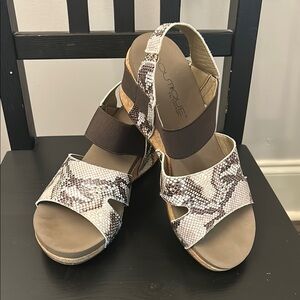 Brown and Cream Sandals with Adjustable Straps